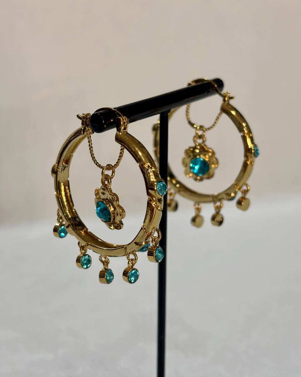 Pendientes de Argolla con brillo y flor colgando - Imagen 2