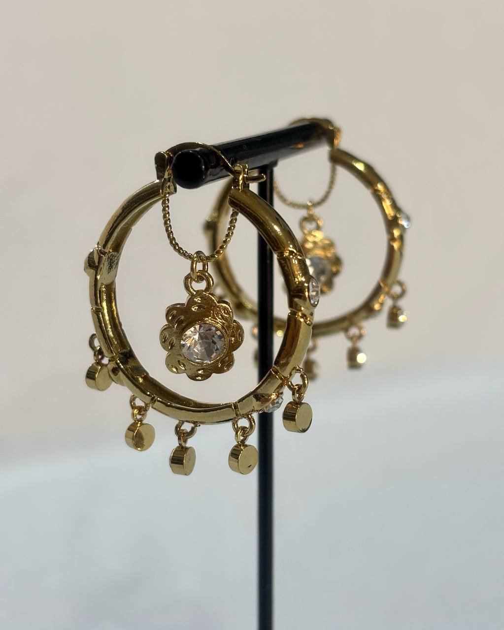 Pendientes de Argolla con brillo y flor colgando - Imagen 3