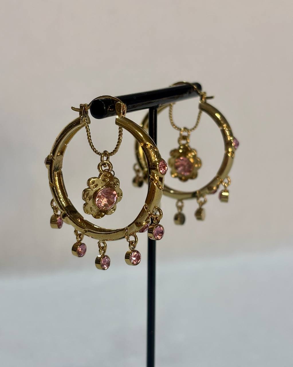 Pendientes de Argolla con brillo y flor colgando - Imagen 4