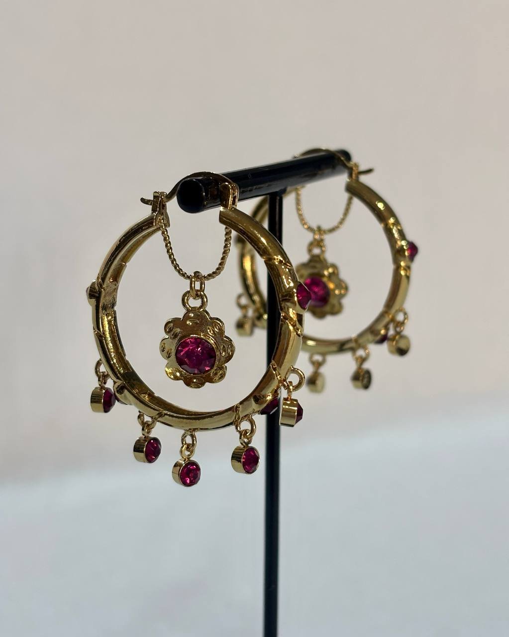 Pendientes de Argolla con brillo y flor colgando - Imagen 5