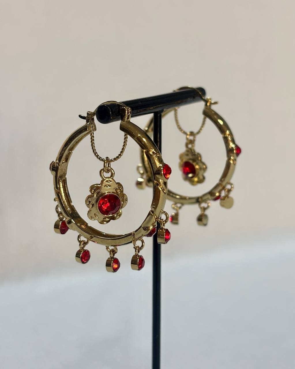 Pendientes de Argolla con brillo y flor colgando