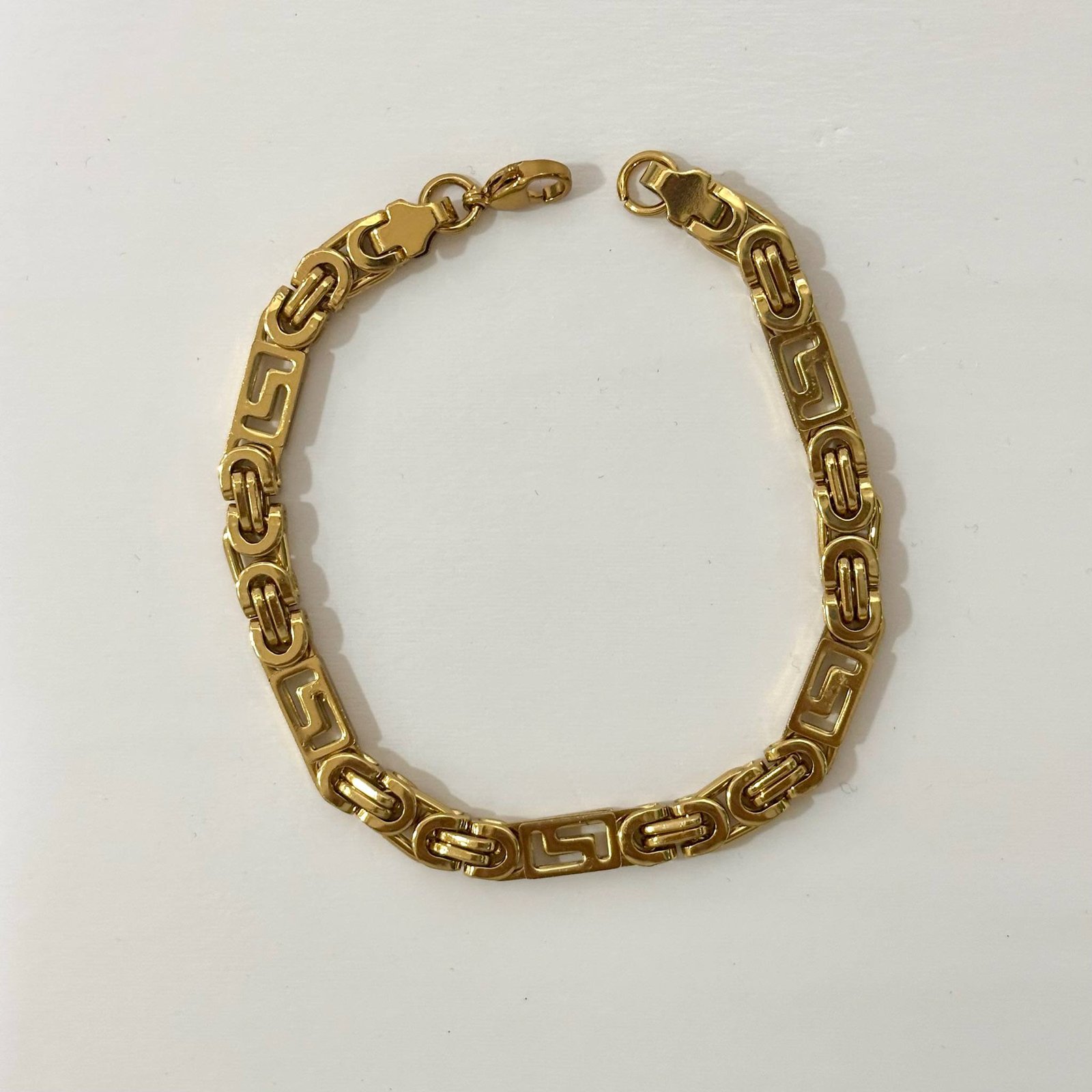 Pulsera plana con labrado de Versace