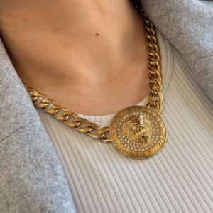 Cadena con León mujer